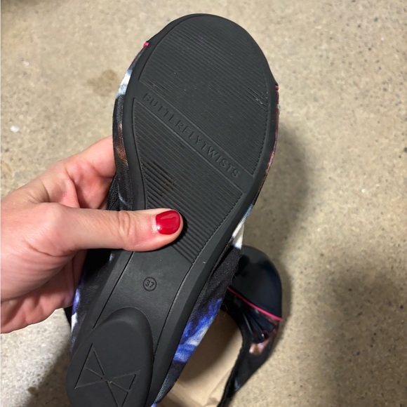 Packable Flats—butterfly twists - Picture 3 of 6